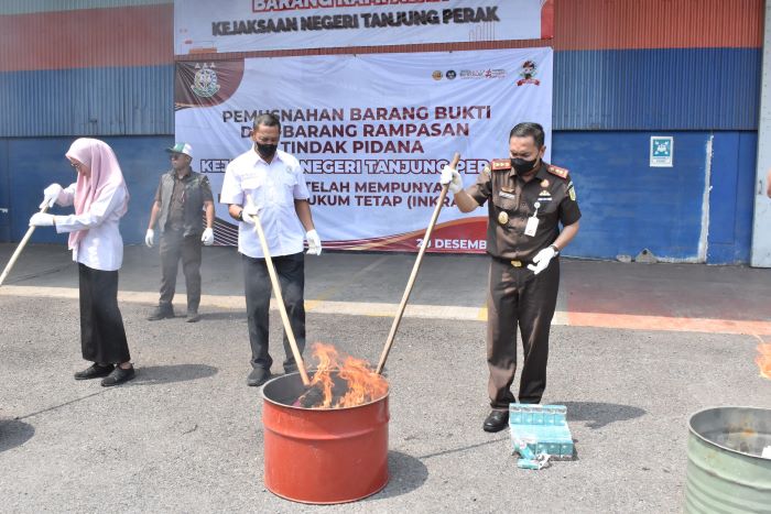 DIMUSNAHKAN: Kejari Tanjung Perak melakukan pemusnahan barang bukti perkara yang sudah inkrah, Rabu (20/12). (FAJAR YULIYANTO/RADAR SURABAYA)