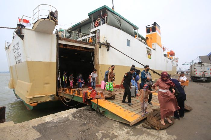LONJAKAN: Penumpang tiba di Pelabuhan Tanjung Perak Surabaya. Untuk mengantisipasi lonjakan telah disiapkan puluhan kapal laut selama libur Nataru. (IST)