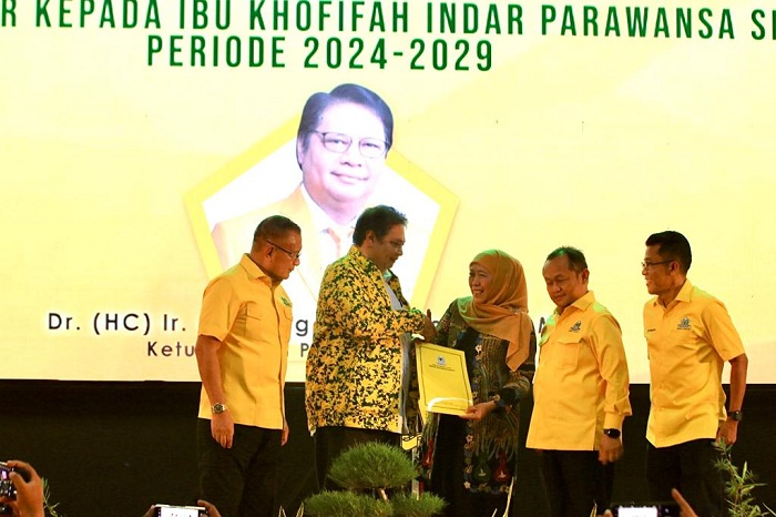 SELAMAT: Ketua DPP Partai Golkar Airlangga Hartarto menyerahkan rekom partainya kepada Khofifah Indar Parawansa untuk maju di Pilkada Jatim 2024. (MUS PURMADANI/RADAR SURABAYA)