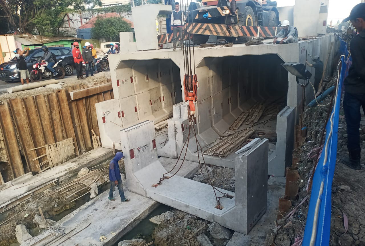 DILANJUTKAN: Pengerjaan saluran diversi Gunungsari dan Banyu Urip beberapa waktu lalu.