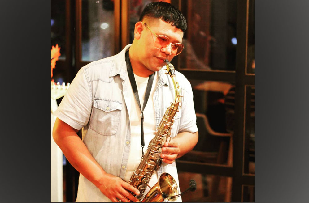 MENINGGAL: RZ, salah satu pemain band yang tewas akibat menenggak miras di kafe hotel kawasan Sukomanunggal.