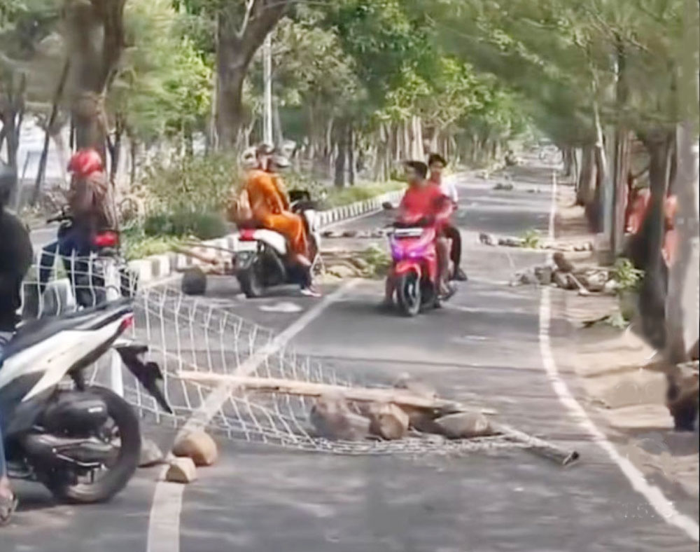 PROTES PENERTIBAN: Perusakan fasum yang diduga dilakukan pleh pedagang di pantai watu-watu Kenjeran Surabaya.