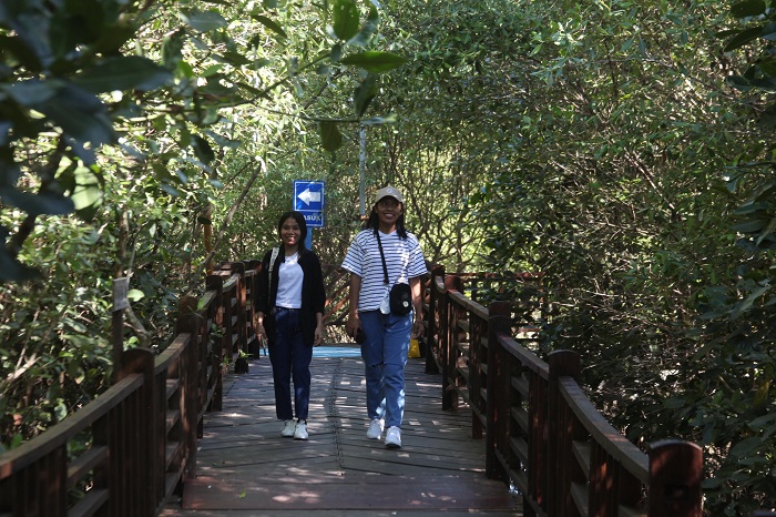 JALAN-JALAN: Warga menghabiskan libur Natal di kawasan ekowisata Mangrove, Gunung Anyar, Surabaya. (SURYANTO/RADAR SURABAYA)