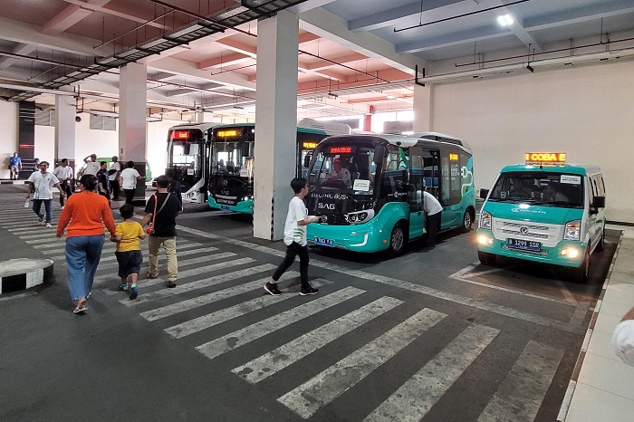 SUDAH SIAP: Sejumlah kendaraan listrik diparkir di Terminal Intermoda Joyoboyo (TIJ) Surabaya. (SURYANTO/RADAR SURABAYA)