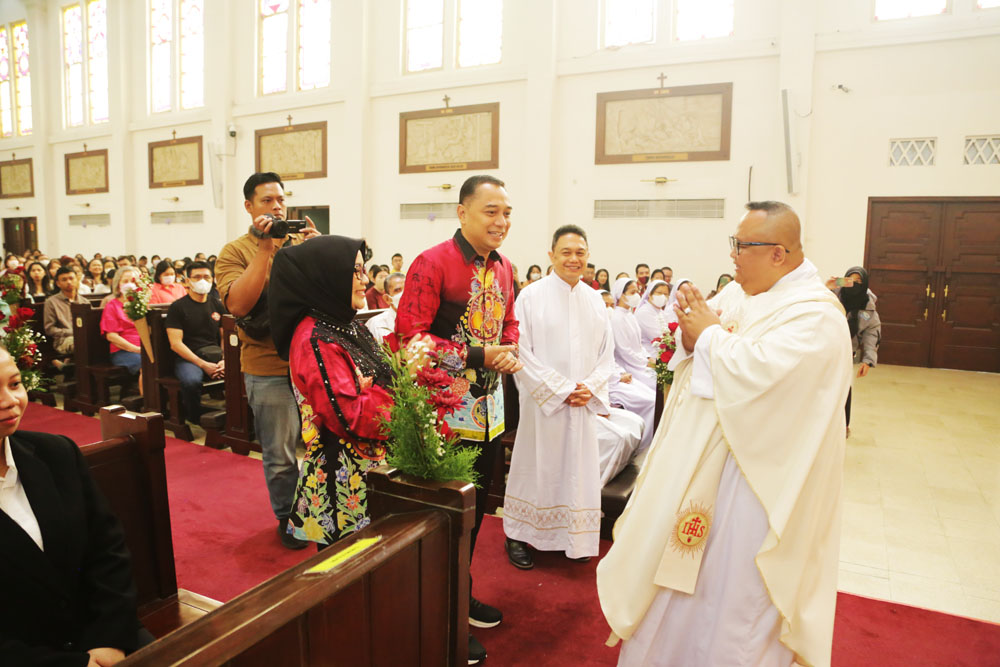 TOLERANSI: Wali Kota Surabaya Eri Cahyadi didampingi Rini Indriyani Eri Cahyadi saat mengunjungi salah satu gereja di Surabaya, Senin (25/12).