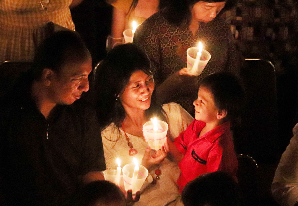 KEHANGATAN NATAL:  Umat Kristiani mengikuti misa malam Natal di Gereja Bethany, Surabaya.