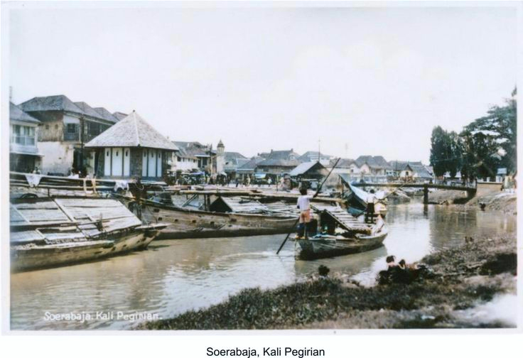 Pemandangan sungai Pegirian dengan latar belakang Jalan Nyamplungan di kawasan Surabaya Utara di tahun 1900-an.