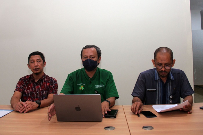 PENJELASAN: Kepala Instalasi Kedokteran Forensik RSUD dr Soetomo Abdul Aziz (kanan) memberikan penjelasan terkait penyebab tewasnya musisi akibat miras yang dikonsumsi, Jumat (29/12). (ANDY S/RADAR)