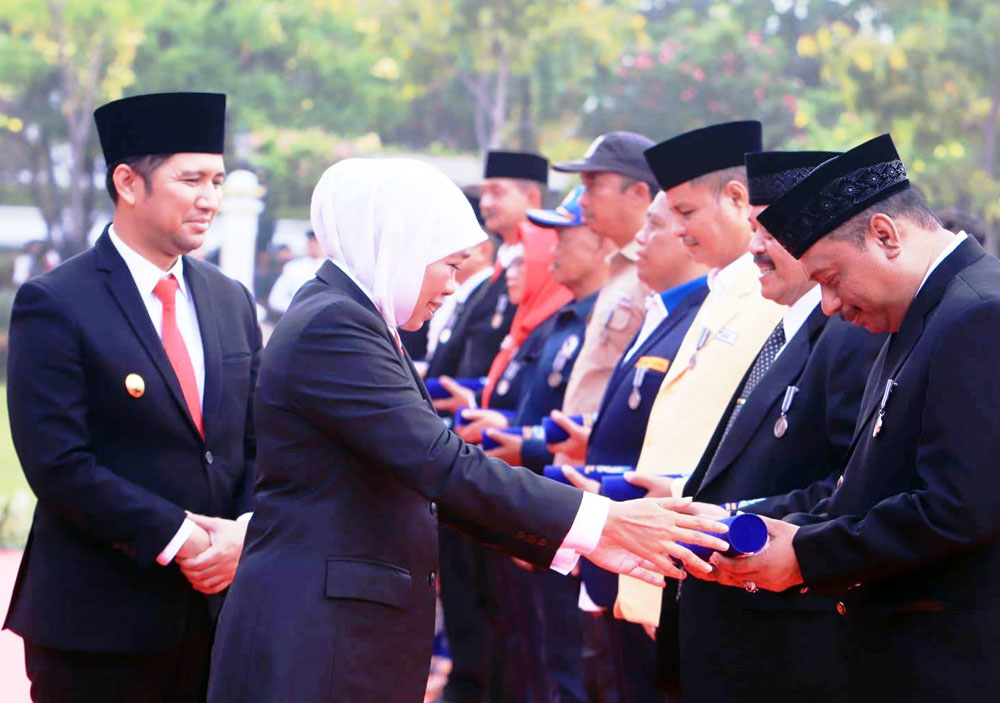 Ketum KONI Jatim Muhammad Nabil menerima penghargaan Jer Basuki Mawa Bea dari Gubernur Jatim Khofifah Indar Parawansa.