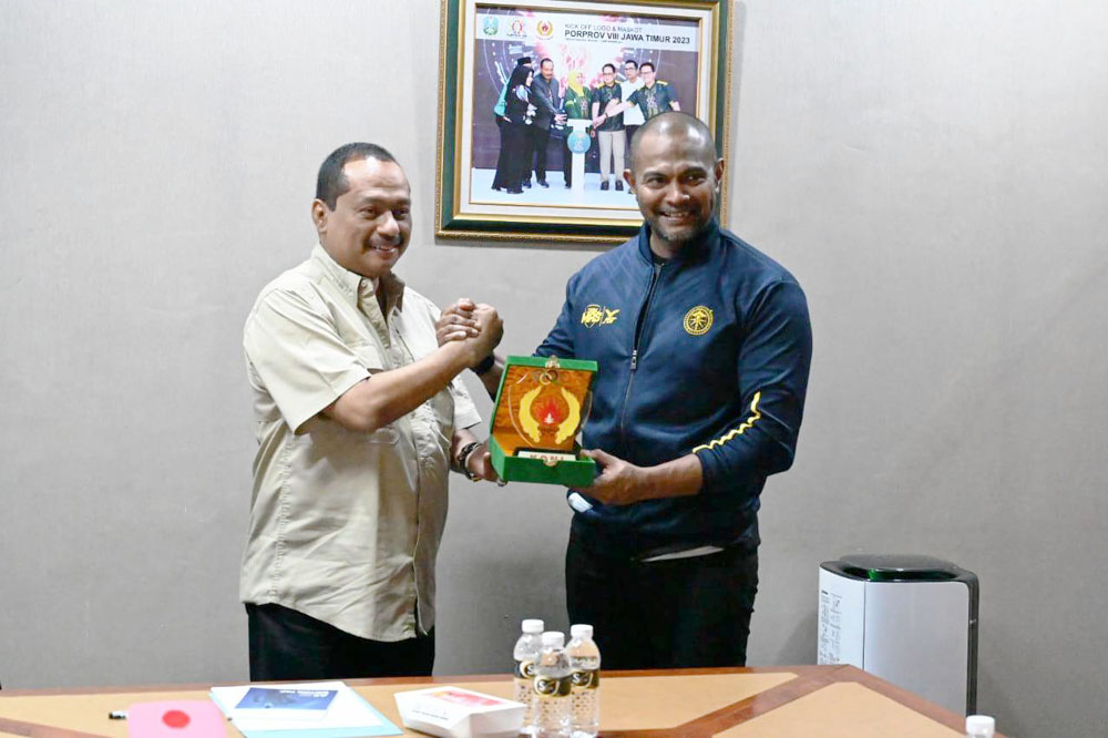 Ketum KONI Jatim Muhammad Nabil memberikan penghargaan kepada tokoh olahraga berprestasi.