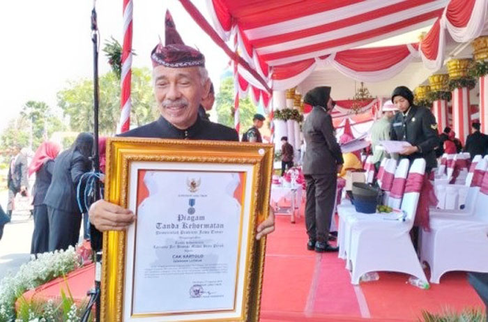 PENGHARGAAN: Cak Kartolo menerima penghargaan Jer Basuki Mawa Beya dari Pemerintah Provinsi Jawa Timur.