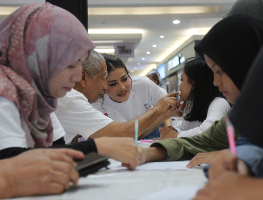 PANGGILAN JIWA: Bersosialisasi dan kegiatan sosial adalah aktivitas yang sudah menjadi kegemaran bagi Asrilia Kurniati.
