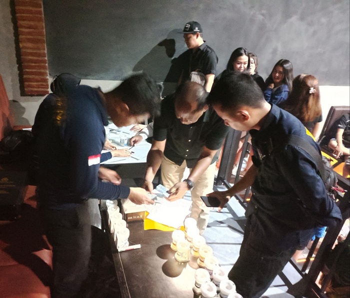 TIBA-TIBA: Tim Ditresnarkoba Polda Jatim melakukan razia dan tes urine terhadap pengunjung dan pegawai di tempat hiburan malam di Jalan Jemursari, Surabaya. (IST)
