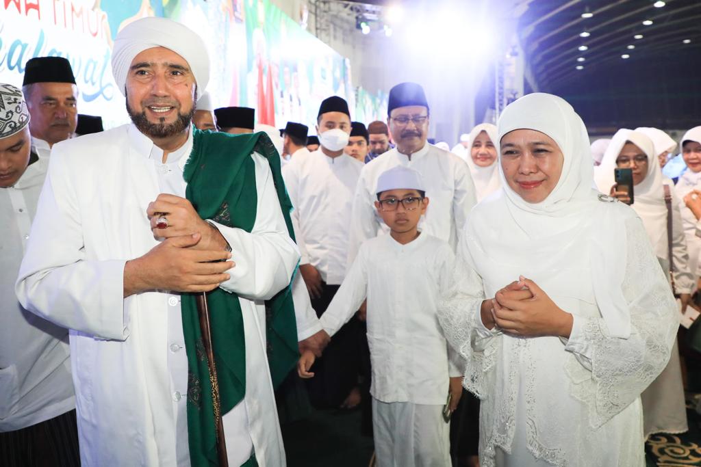 Gubernur Jatim Khofifah Indar Parawansa bersama Habib Syech Abdul Qodir Assegaf dalam acara Jatim Bershalawat di JX Internasional Convention Exhibition Surabaya.