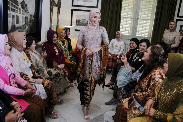 PUSAT PERHATIAN: Seorang model yang mengenakan kebaya, berhasil mengeluarkan sisi anggun mereka. (ANDY SATRIA/RADAR SURABAYA)