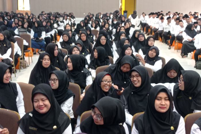 BAHAGIA: Wajah sumringah ratusan PNS guru madrasah setelah dapat SK mengajar di kampung halaman. (SURYANTO/RADAR SURABAYA)