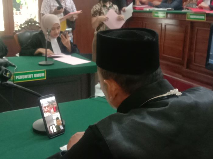 NAKAL: Ardianto Unggul Wicaksono saat menjalani sidang secara daring di Pengadilan Negeri (PN) Surabaya. (FAJAR YULIYANTO/RADAR SURABAYA)