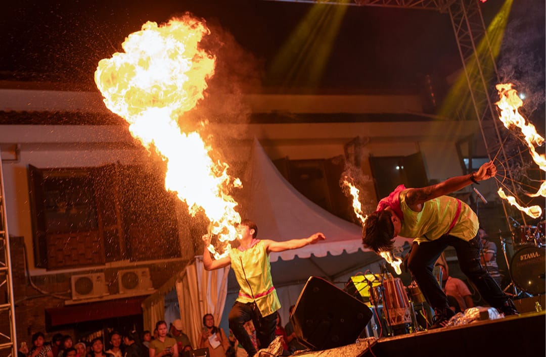 FIRE DANCE: Pertunjukan fire dance menarik pengunjung G-Walk CitraLand Surabaya.