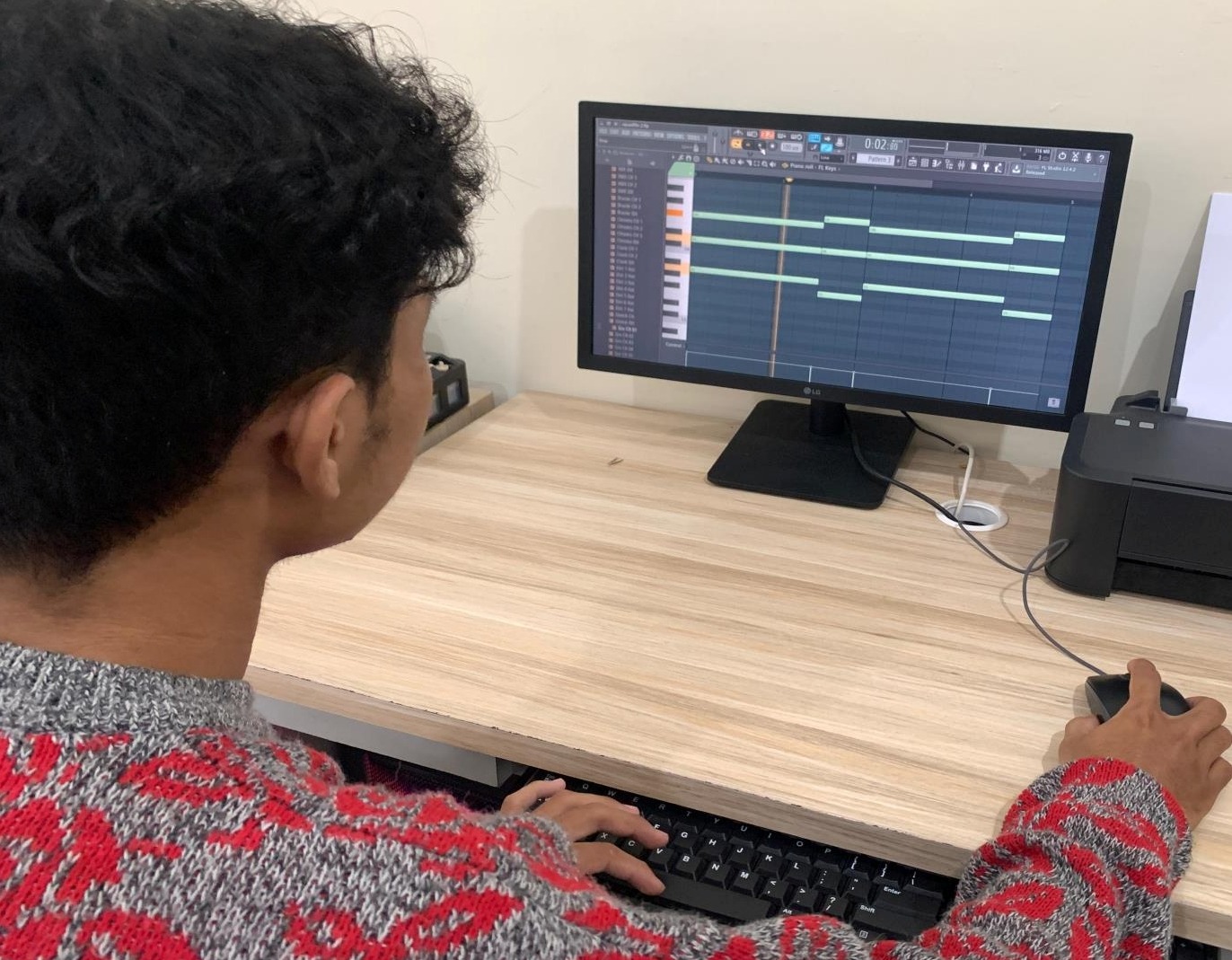 BELAJAR: M. Umar Al Faruq saat mencoba dan belajar memproduksi musik dengan software terbaru.