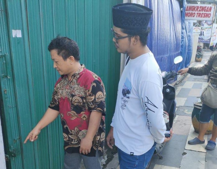 RUSAK: Pemilik menunjukkan rolling door yang gemboknya dirusak dan hilang. (IST)