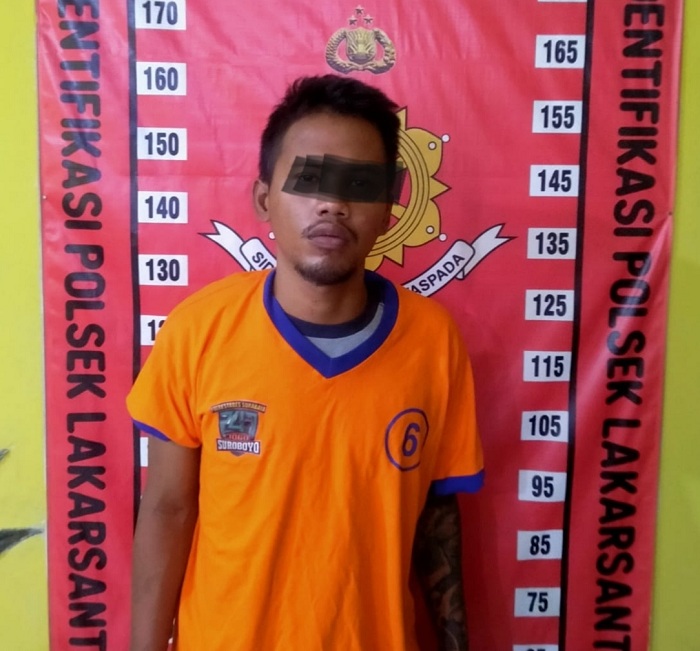 DITAHAN: Tersangka Kiki Ananda diamankan di Mapolsek Lakarsantri. (IST)