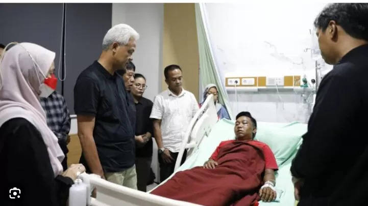 Ganjar Pranowo menjenguk korban yang dianiaya aparat di Boyolali.