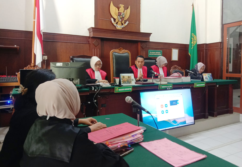 BERSAKSI: Saksi dari PT Dimarco Mitra Utama disumpah sebelum memberi keterangan di PN Surabaya.
