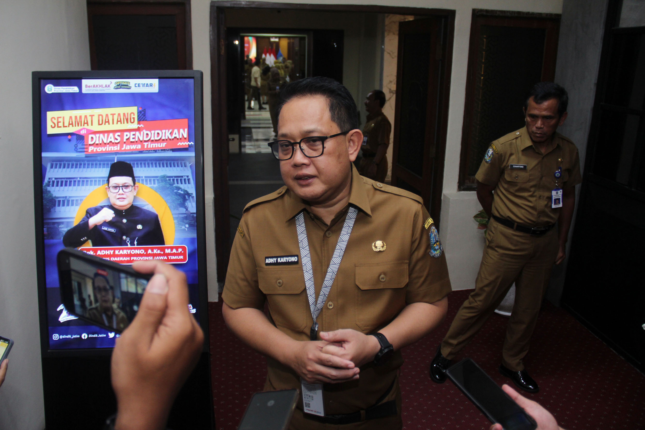 Sekdaprov Jatim Adhy Karyono. (ANDY SATRIA/RADAR SURABAYA)