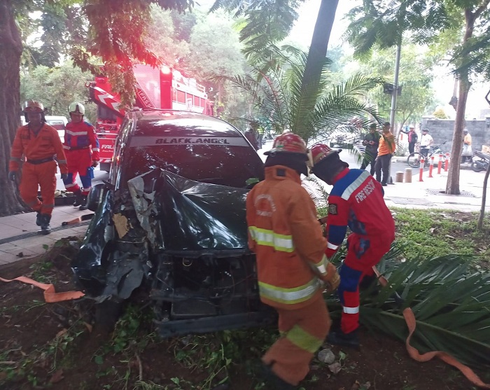 RINGSEK: Petugas DPKP Surabaya mengevakuasi mobil Toyota Innova masuk Taman depan Museum BI, Darmo Surabaya, Rabu (3/1). (IST)