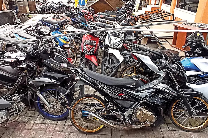 Tumpukan motor yang disita Polsek Tambaksari saat malam tahun baru hendak dikirim ke Satlantas Polrestabes Surabaya untuk dicek pemiliknya.