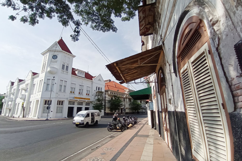 KOTA LAMA: Pengendara melintas tak jauh dari bangunan tua di kawasan Jembatan Merah, Surabaya.