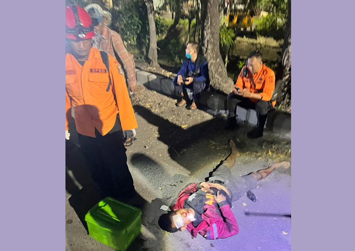 MISTERIUS: Agus Prayitno tergeletak penuh luka di Jalan Bratang Wetan.