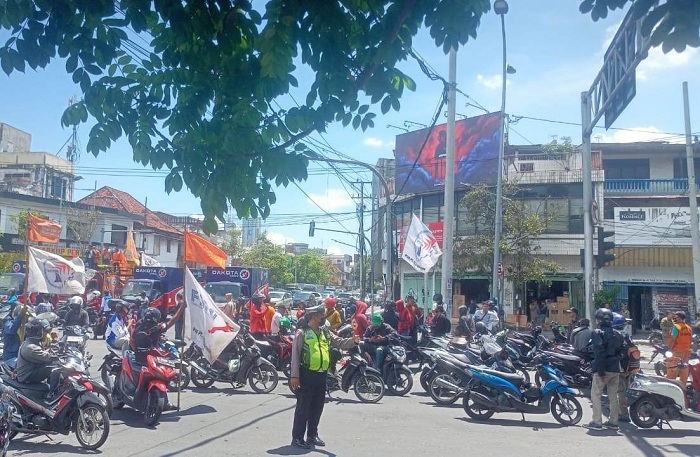 BALIK ARAH: Massa buruh sempat menutup simpang empat Jalan Tembaan. Mereka hendak menuju Polrestabes Surabaya, namun aksi itu diurungkan dan berbalik ke Polda Jatim. (GUNTUR I/RADAR SURABAYA)