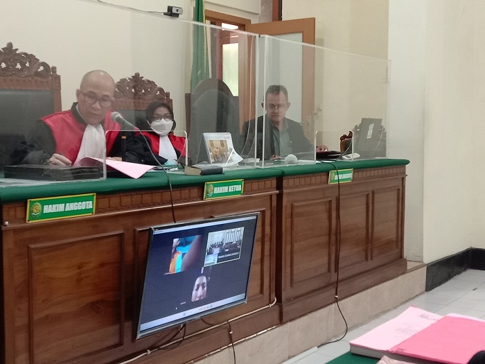 DIADILI: Chandra Handie Pratama, warga Jalan Kedurus Gang 3, Kelurahan Kedurus, Kota Surabaya, diadili oleh PN Surabaya secara daring. (FAJAR Y/RADAR SURABAYA)