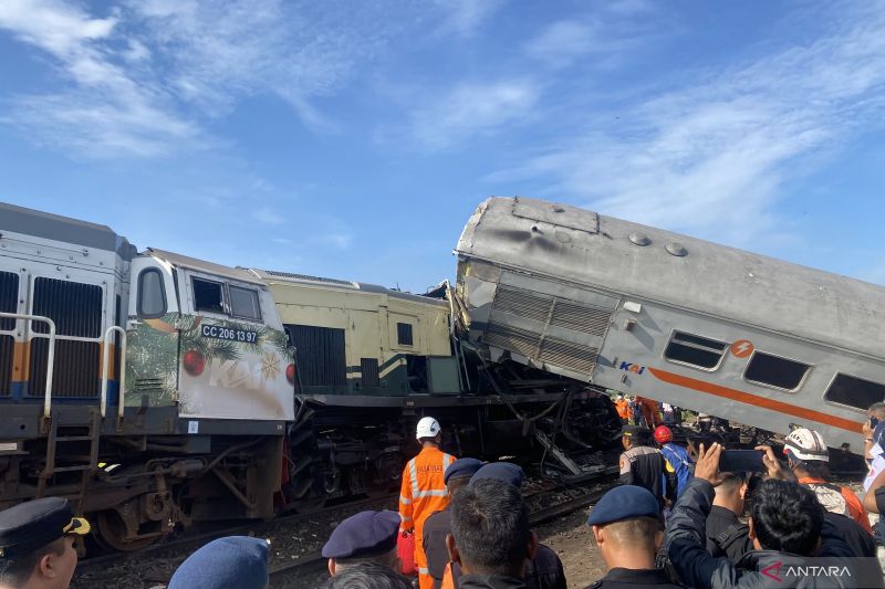 ADU KEPALA: Kecelakaan terjadi antara Kereta Api (KA) Turangga dengan KA Lokal Bandung Raya (Baraya) di petak Cicalengka, Kabupaten Bandung.