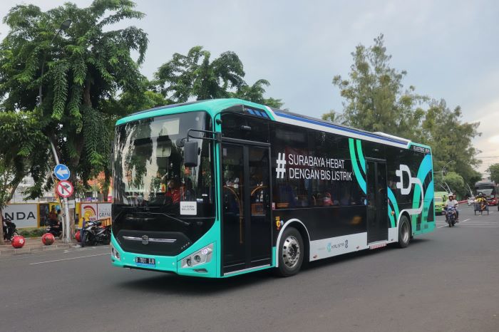 CERAH: Sejak November lalu, sejumlah kendaraan listrik untuk moda trasnportasi umum sudah mulai mengaspal di jalanan Kota Surabaya. (SURYANTO/RADAR SURABAYA)