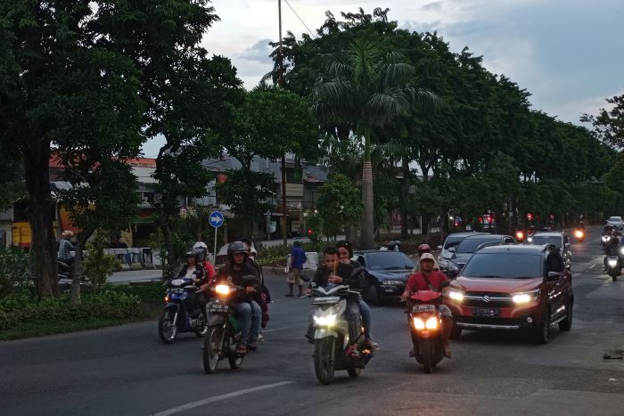RAMAI: Pemkot Surabaya akan segera melanjutkan proyek betonisasi di kawasan Jalan Dupak Rukun. (SURYANTO/RADAR SURABAYA)