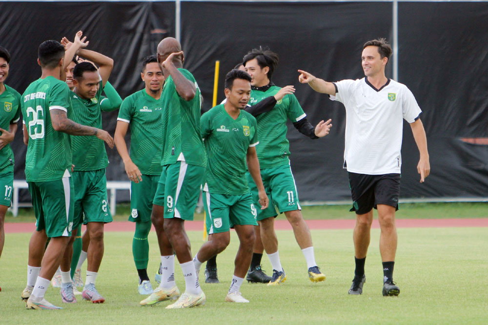 NEW HOPE: Paul Munster memimpin latihan perdana Persebaya di Lapangan Thor, Surabaya, Kamis (4/1).