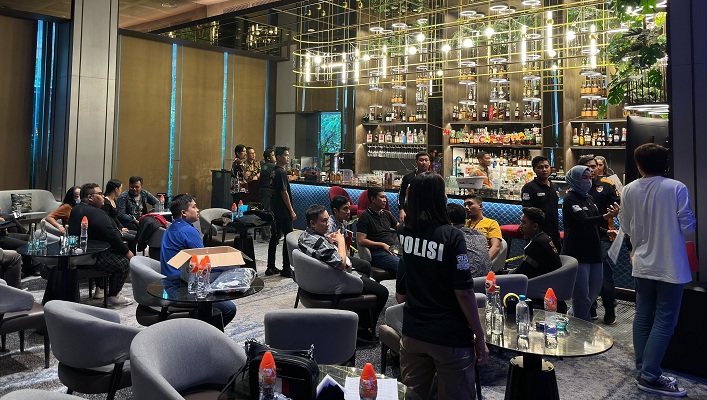 RAMAI: Suasana rekonstruksi kasus personel band yang tewas setelah minum miras yang terjadi di Cruz Lounge Bar Hotel Vasa, Surabaya, Jumat (5/1). (SURYANTO/RADAR SURABAYA)