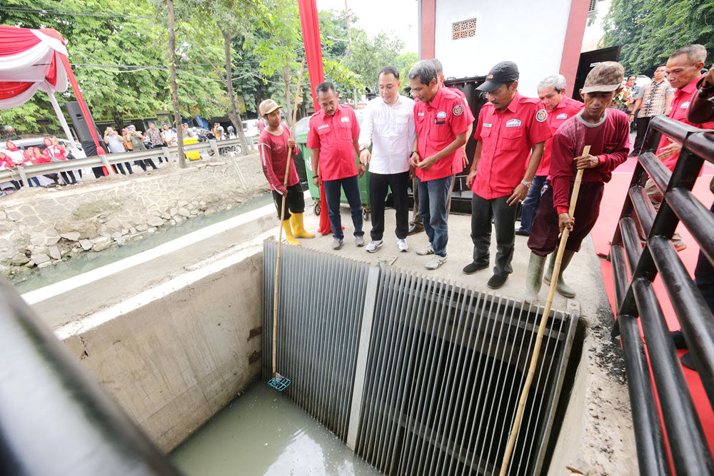 Cak Eri meninjau rumah pompa Gersikan yang baru diresmikan.