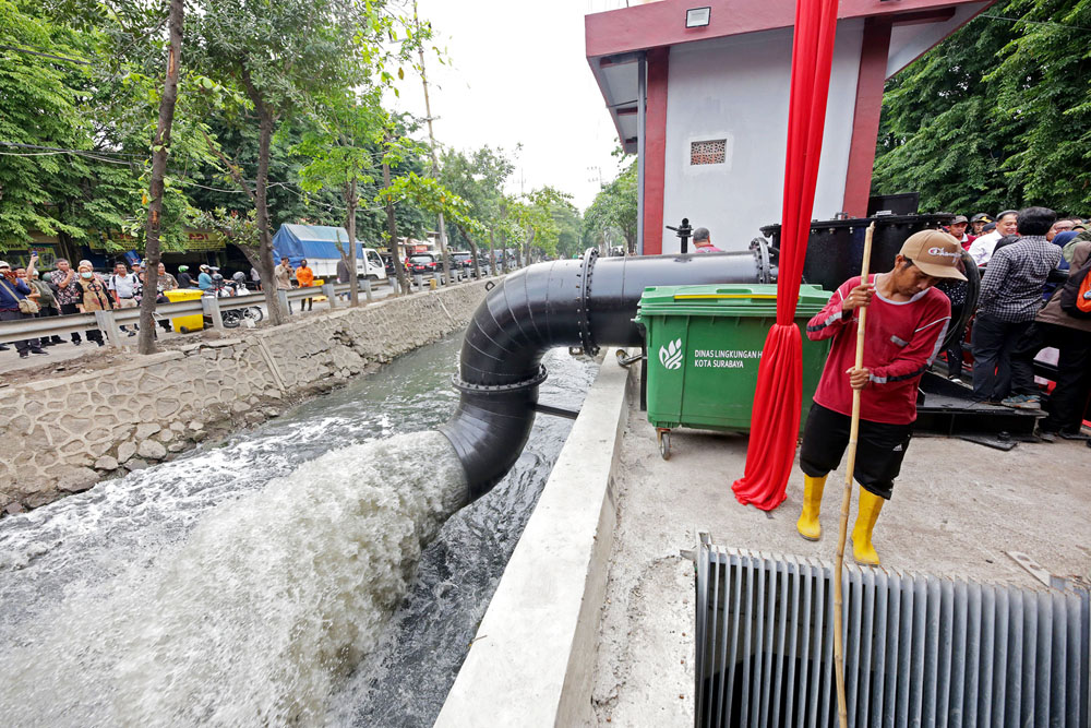 LANGSUNG DIFUNGSIKAN: Petugas membersihkan sampah yang ada filter rumah pompa Gersikan.