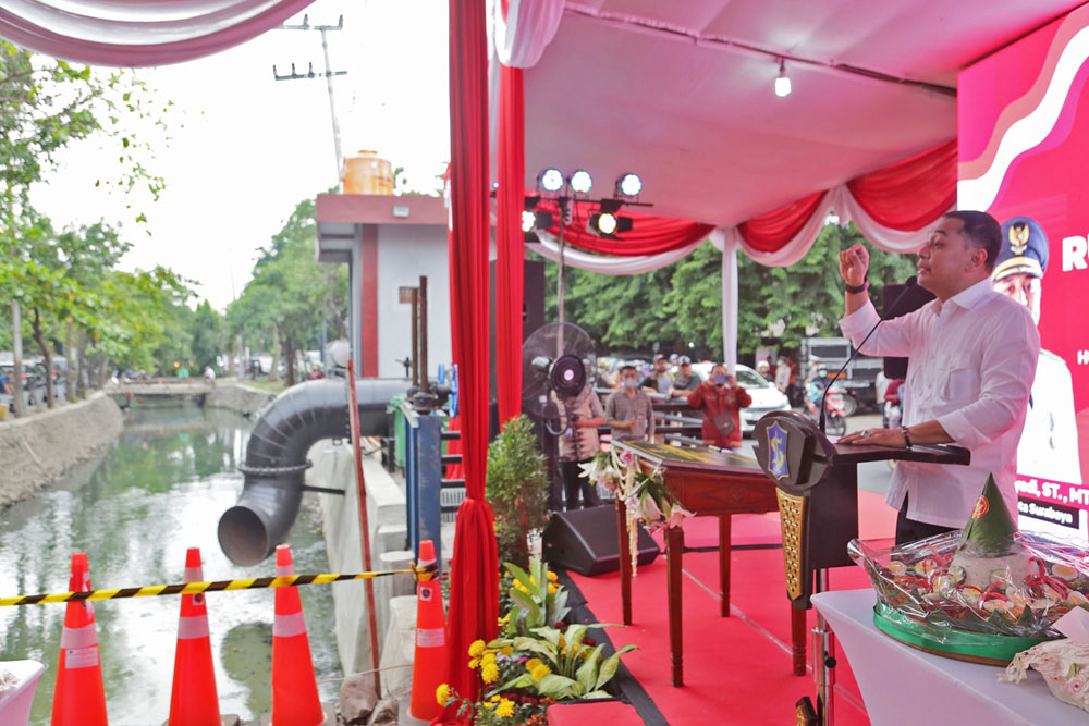 CEGAH GENANGAN: Wali Kota Surabaya Eri Cahyadi saat meresmikan Rumah Pompa Gersikan di kawasan Tambaksari, Jumat (5/1).