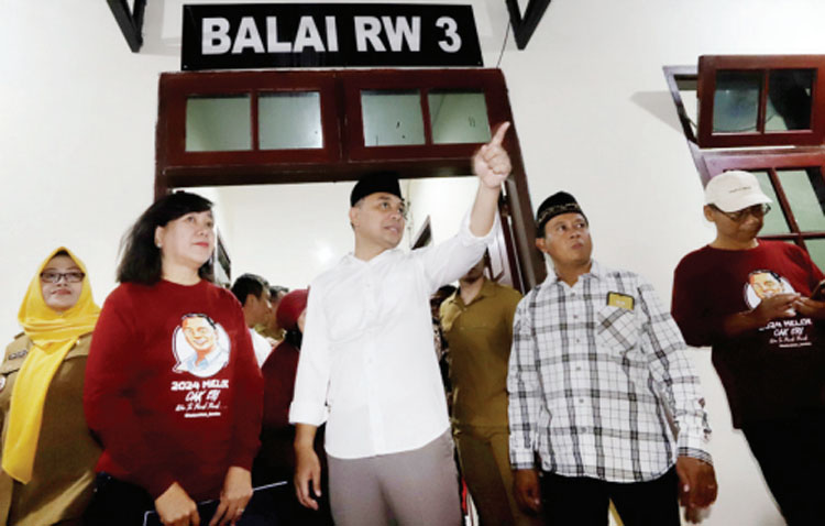 DIBERDAYAKAN: Wali Kota Surabaya Eri Cahyadi meninjau balai RW di Kelurahan Tandes, Surabaya.