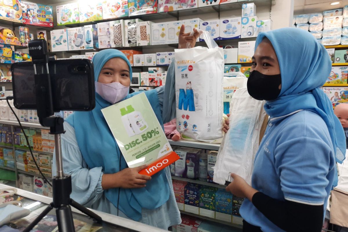 Pedagang pusat perbelanjaan harus memutar otak untuk berjualan via online untuk mengatasi angka kunjungan pembeli ke lapak mereka yang minim.