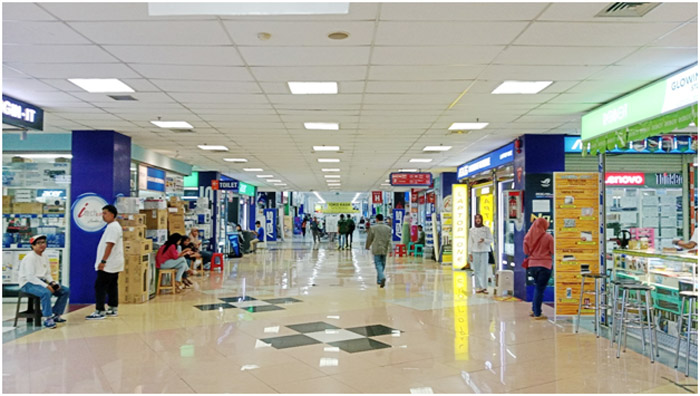 Kondisi pusat perbelanjaan ITC Mega Grosir yang sepi pembeli.