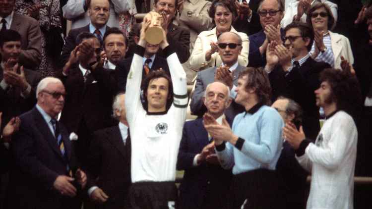 FRANZ Beckenbauer mengangkat trofi Piala Dunia ketika memimpin Jerman menjadi juara dunia pada 1974.