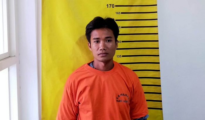 NEKAT: Yusuf, 26, warga Kuripan, Probolinggo diamankan polisi karena mengganti ban truk yang dikemudikannya dengan ban bekas. (IST)