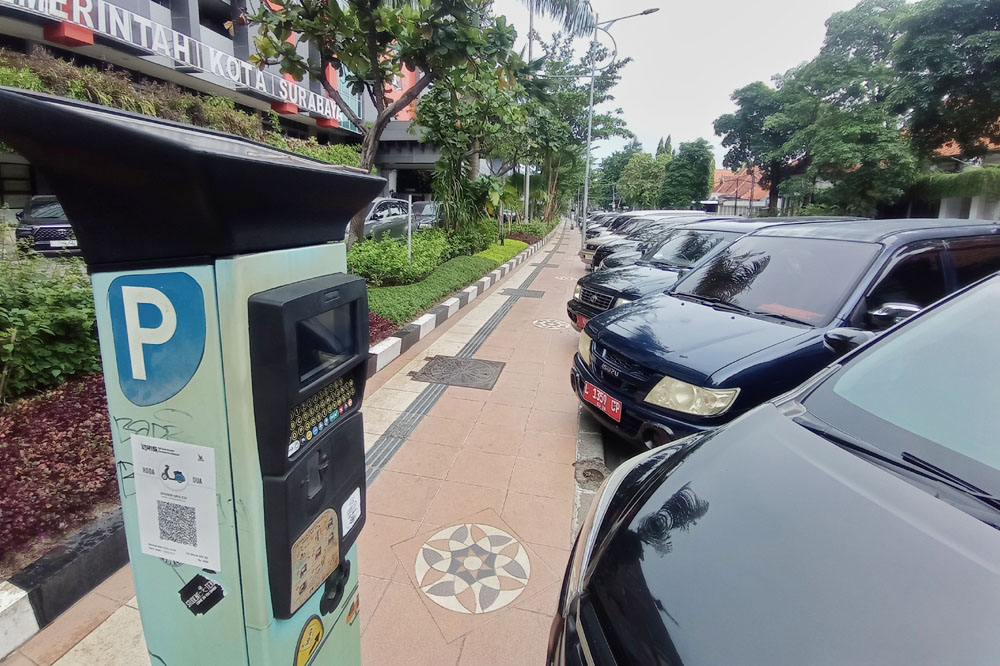 MANFAATKAN DIGITALISASI: Pembayaran melalui QRIS atau cashless menjadi upaya untuk menekan kebocoran retribusi parkir.