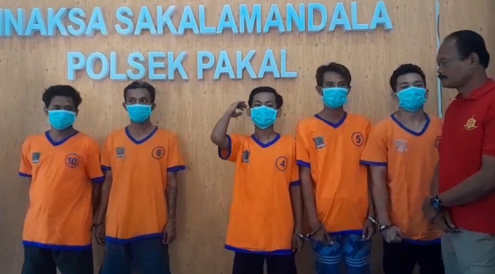 PATUH: Enak oknum pesilat diamankan Polsek pakal karena terlibat saling serang. (SURYANTO/RADAR SURABAYA)