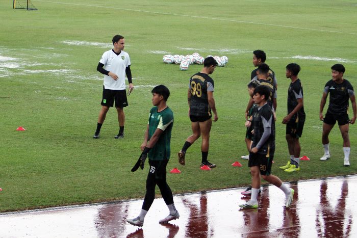 GERCEP: Selepas hujan, Paul Munster langsung tancap gas memimpin anak asuhnya, pemain Persebaya Surabaya, untuk Latihan di Lapangan Thor, Selasa (9/1). (ANDY S/RADAR SURABAYA)